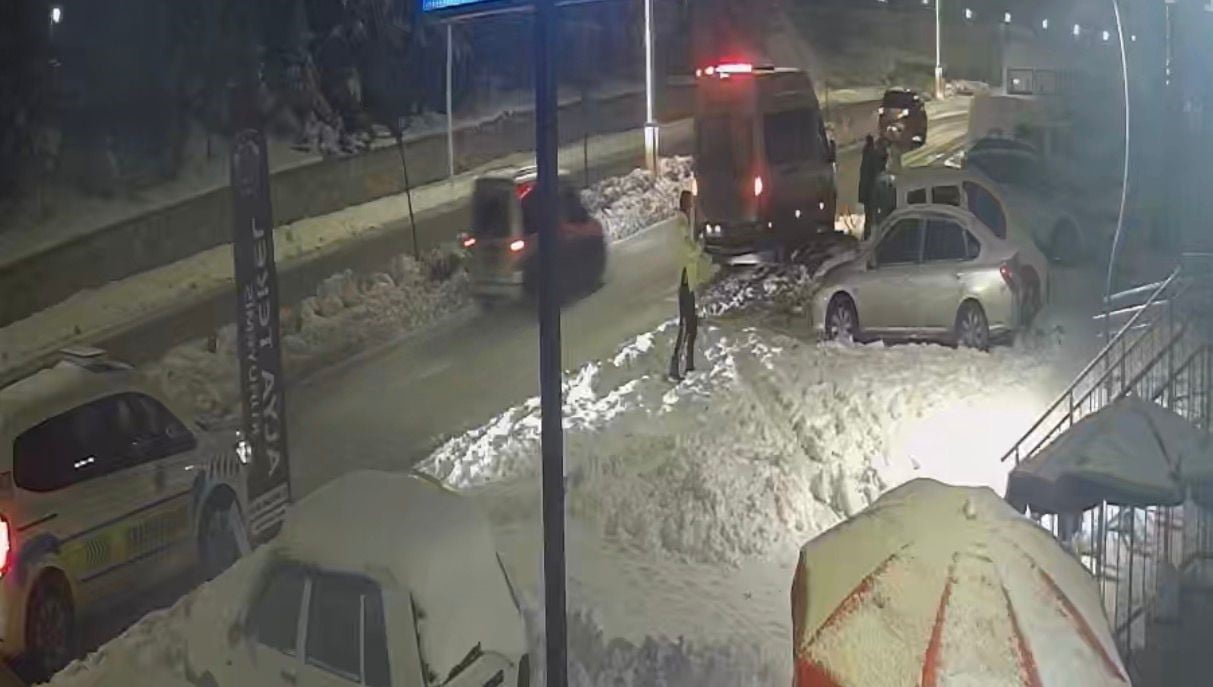 ELAZIĞ’DA GERİ MANEVRA YAPAN BİR ARAÇ, PARK HALİNDEKİ İKİ ARACA ÇARPARAK MADDİ HASARA NEDEN OLDU....