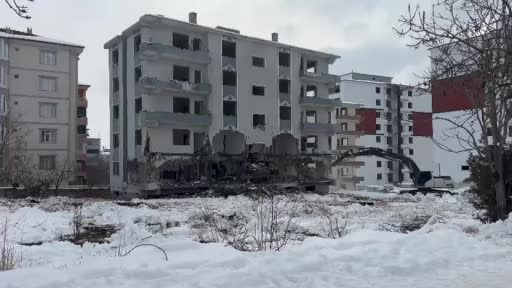 Elazığ’da hasarlı bina iş makinesi ile böyle yıkıldı