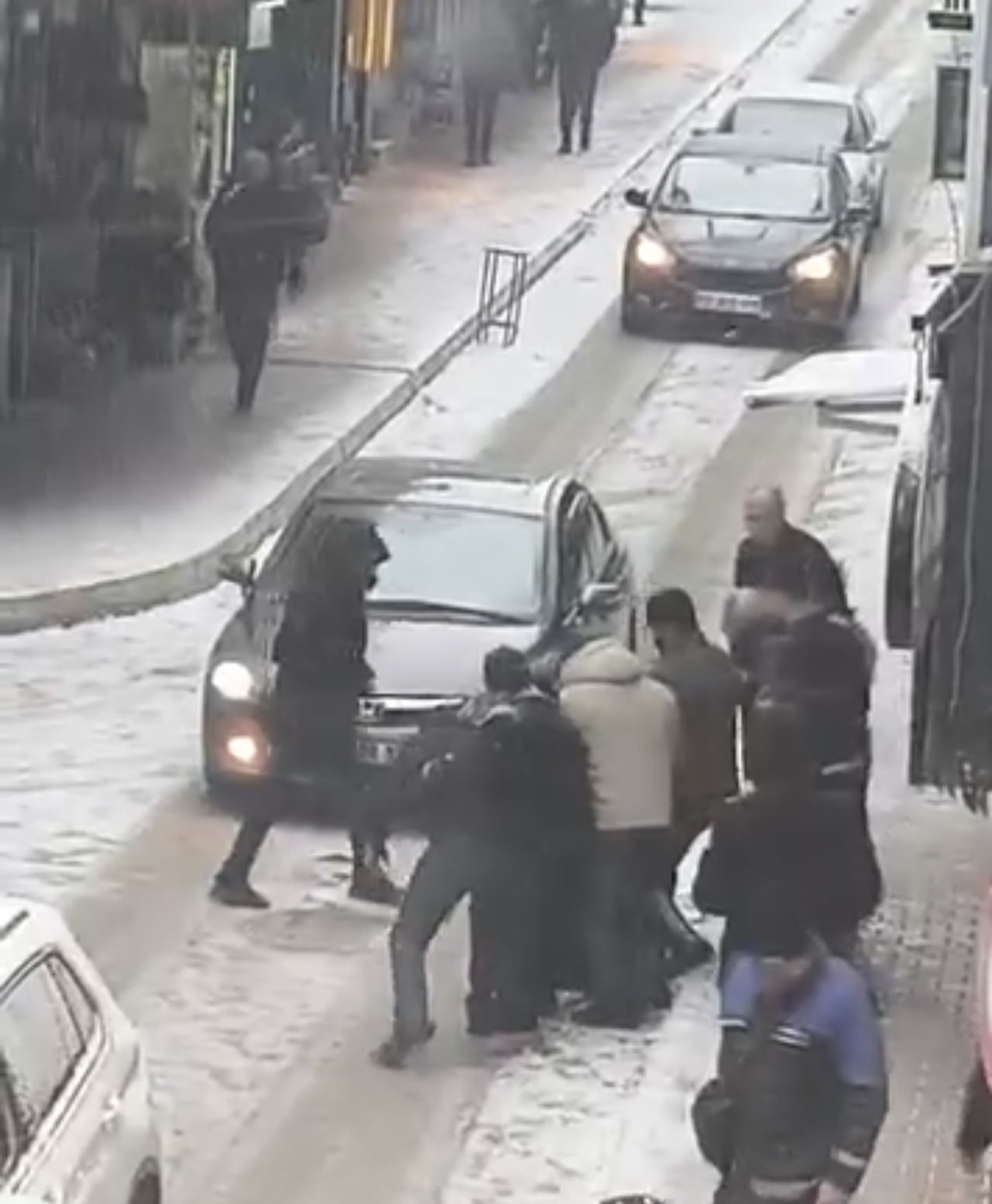 ELAZIĞ’DA İKİ KİŞİ ARASINDA ÇIKAN VE NEDENİ HENÜZ BELİRLENEMEYEN TARTIŞMA, TEKME TOKATLI KAVGAYA...