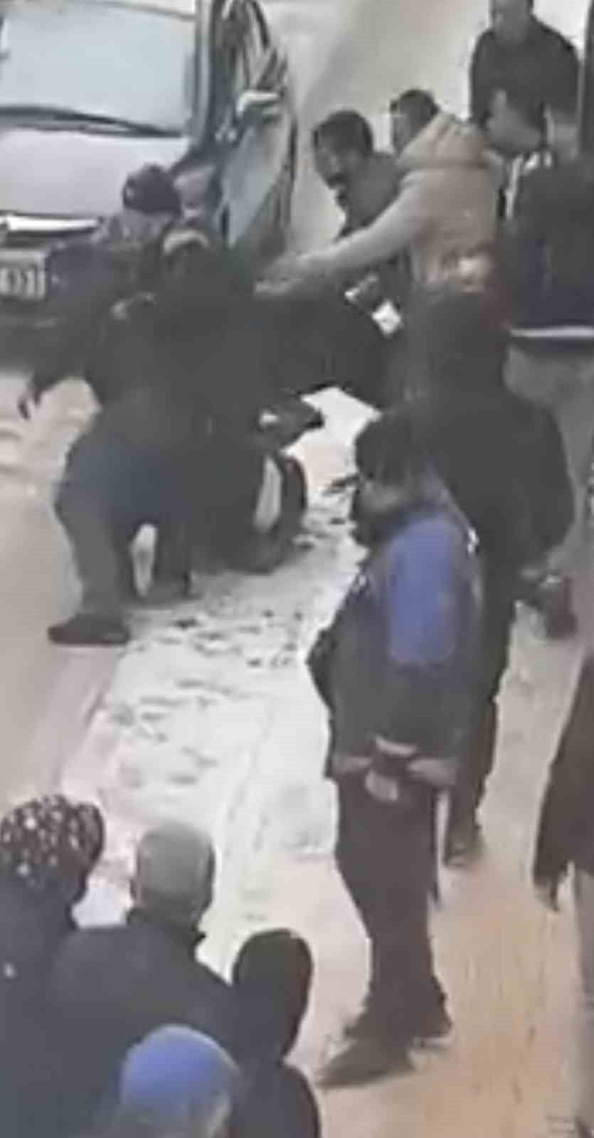 ELAZIĞ’DA İKİ KİŞİ ARASINDA ÇIKAN VE NEDENİ HENÜZ BELİRLENEMEYEN TARTIŞMA, TEKME TOKATLI KAVGAYA...