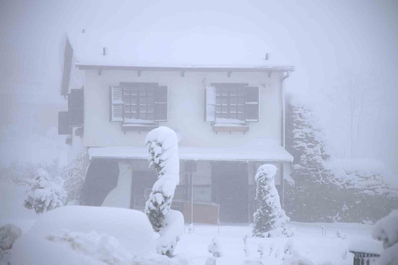 ELAZIĞ’DA KAR YAĞIŞI DÜN GECE SAATLERİNDEN İTİBAREN ETKİSİNİ ARTIRDI. YOĞUN KARLA BİRLİKTE 4 BİN...