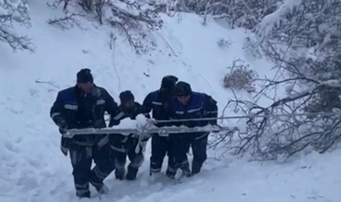 ELAZIĞ’DA KAR YAĞIŞI NEDENİYLE YIKILAN ENERJİ HATTININ YENİDEN DEVREYE ALINMASI İÇİN FIRAT EDAŞ...
