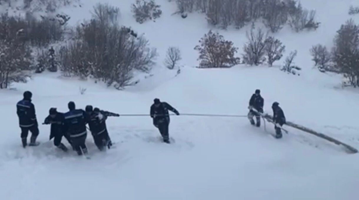 ELAZIĞ’DA KAR YAĞIŞI NEDENİYLE YIKILAN ENERJİ HATTININ YENİDEN DEVREYE ALINMASI İÇİN FIRAT EDAŞ...
