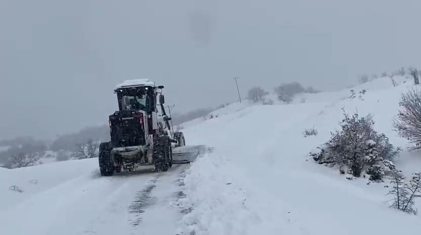 ELAZIĞ’DA KAR YAĞIŞI VE TİPİ NEDENİYLE KAPANAN 407 KÖY YOLUNDA İL ÖZEL İDARESİ EKİPLERİNİN...