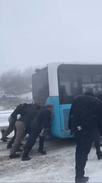 ELAZIĞ’DA KAR YAĞIŞINDAN DOLAYI YOLDA KALAN YOLCU OTOBÜSÜ VATANDAŞLARIN YARDIMIYLA MAHSUR KALDIĞI...
