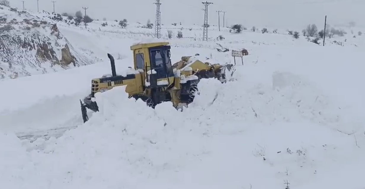 ELAZIĞ’DA KAR YAĞIŞIYLA BİRLİKTE KENT GENELİNDEKİ YÜZLERCE KÖY YOLU KAPANDI. EKİPLERİN ÇALIŞMASI...