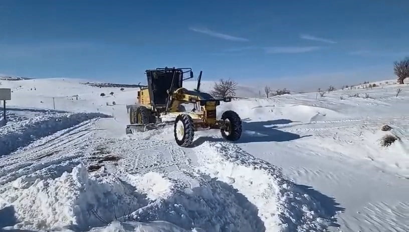 ELAZIĞ’DA KARLA MÜCADELE KAPSAMINDA 3 KÖY YOLUNDA ÇALIŞMALAR SÜRÜYOR