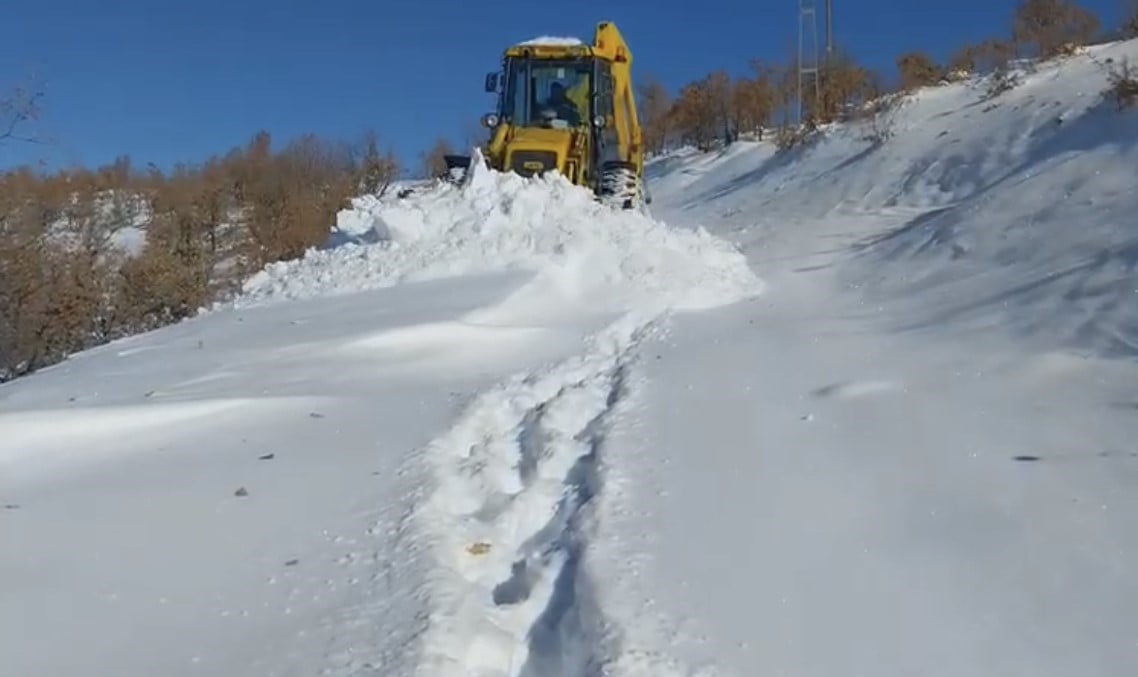 ELAZIĞ’DA KARLA MÜCADELE KAPSAMINDA 79 KÖY YOLUNDA ÇALIŞMALAR SÜRÜYOR