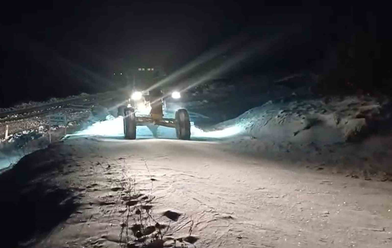 ELAZIĞ’DA KARLA MÜCADELE KAPSAMINDA GÜN İÇERİSİNDE 276 KÖY YOLU ULAŞIMA AÇILIRKEN, ÇALIŞMALAR 90...