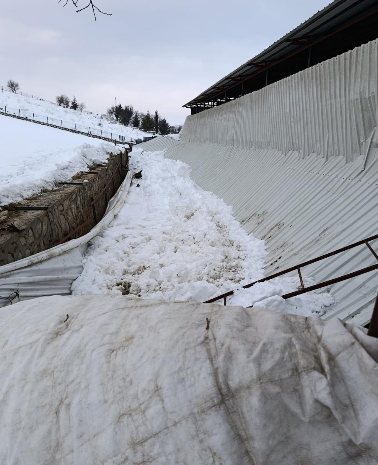 ELAZIĞ’DA MERKEZE BAĞLI BİR KÖYDE BULUNAN AHIRDA MEYDANA GELEN GÖÇÜKTE 1 BÜYÜKBAŞ HAYVAN TELEF...