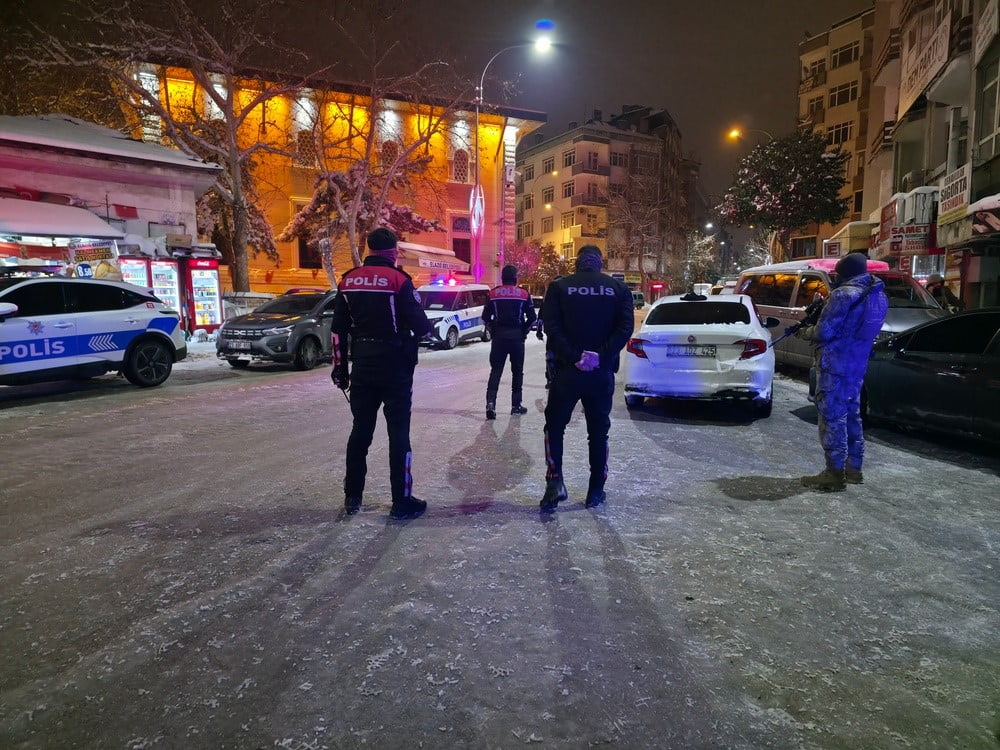 ELAZIĞ’DA POLİS EKİPLERİ TARAFINDAN GECE SAATLERİNDE YAPILAN GENİŞ ÇAPLI ASAYİŞ UYGULAMASINDA...
