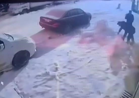 ELAZIĞ’DA ÜÇ KİŞİ KARDAN ADAMI YIKTI, ŞAHISLARDAN BİRİ KAFA ATTI. O ANLAR GÜVENLİK KAMERASINA...