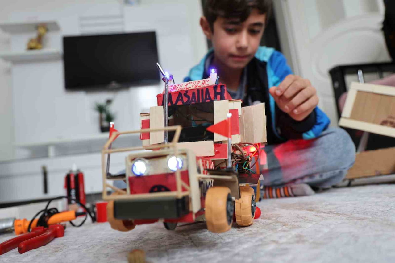 ELAZIĞ’DA YAŞAYAN 12 YAŞINDAKİ SELÇUK ÇİÇEKÇİ, ATIK MALZEMELER VE KENDİ İMKANLARIYLA YAPTIĞI...