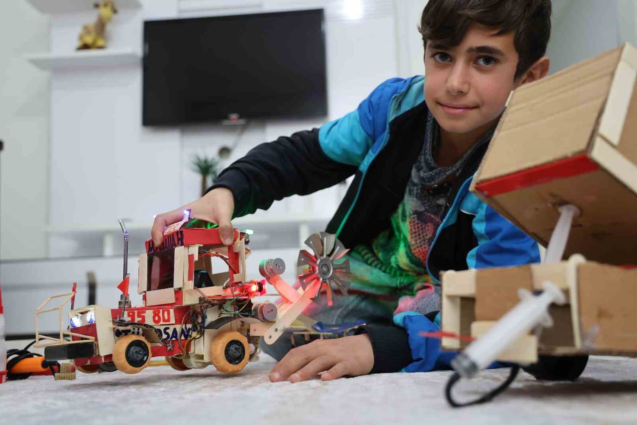 ELAZIĞ’DA YAŞAYAN 12 YAŞINDAKİ SELÇUK ÇİÇEKÇİ, ATIK MALZEMELER VE KENDİ İMKANLARIYLA YAPTIĞI...