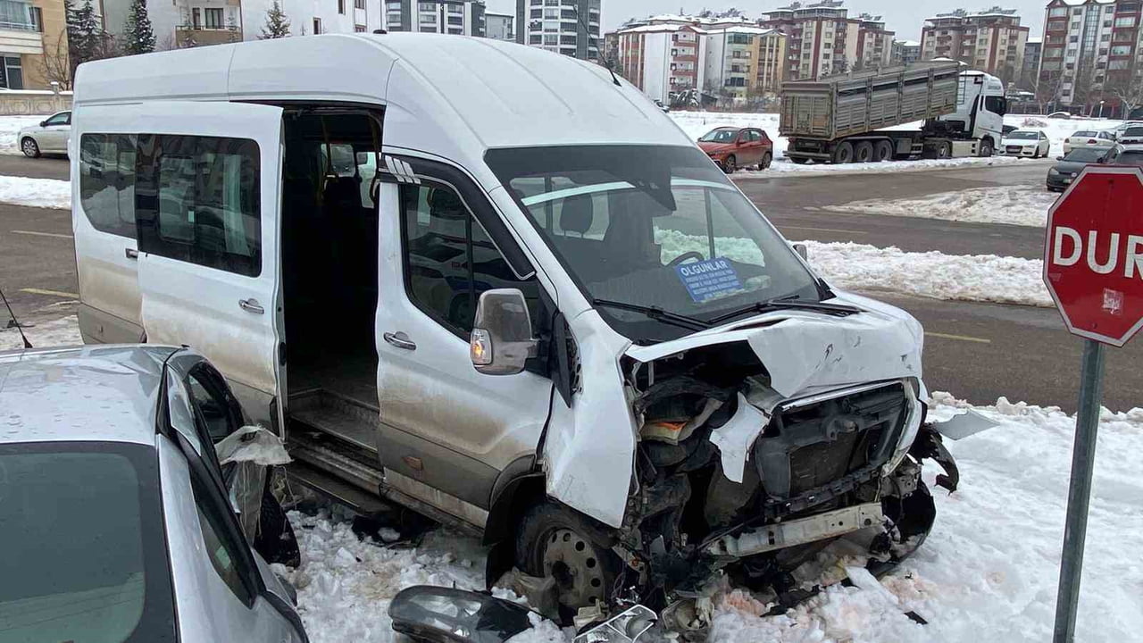 ELAZIĞ’DA YOLCU MİNİBÜSÜ İLE OTOMOBİLİN ÇARPIŞMASI SONUCU MEYDANA GELEN TRAFİK KAZASINDA 3'Ü YOLCU...