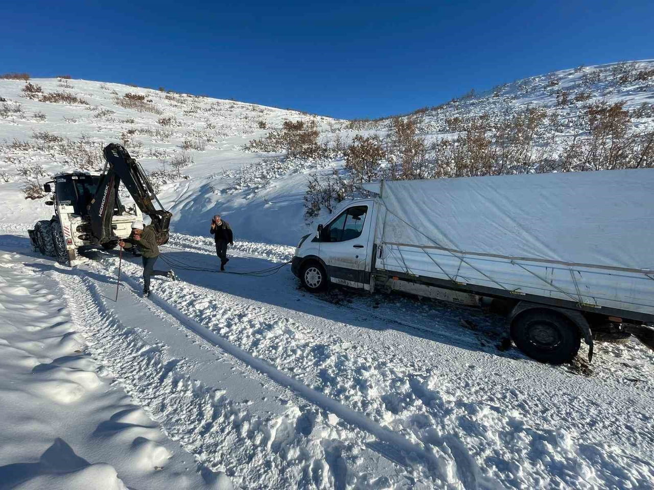 ELAZIĞ’IN KOVANCILAR İLÇESİNDE KARLI KAPLI YOLDA ŞARAMPOLE DÜŞEN PİKAP, İL ÖZEL İDARESİ EKİPLERİ...