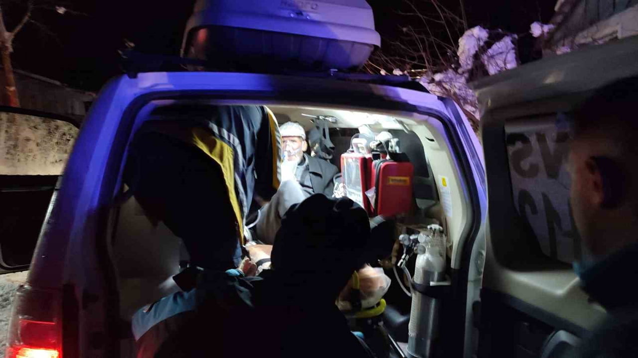 ELAZIĞ’IN SİVRİCE İLÇESİNDE EVİNDE KAR YAĞIŞINDAN DOLAYI MAHSUR KALAN KOAH HASTASI 80 YAŞINDAKİ...