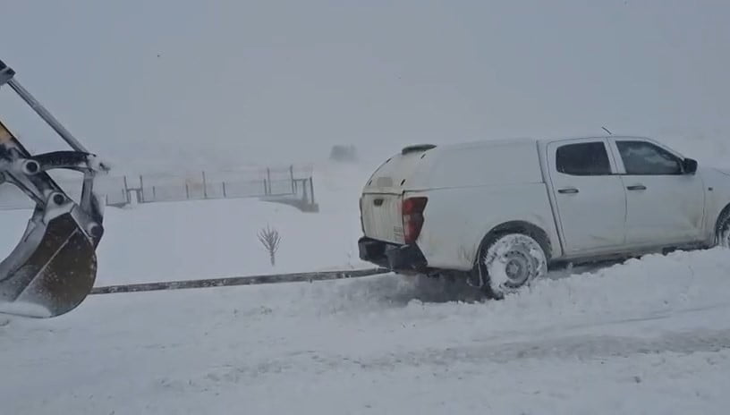 ELAZIĞ’IN SİVRİCE İLÇESİNDE KARA SAPLANARAK MAHSUR KALAN ARAÇLAR, EKİPLER TARAFINDAN...