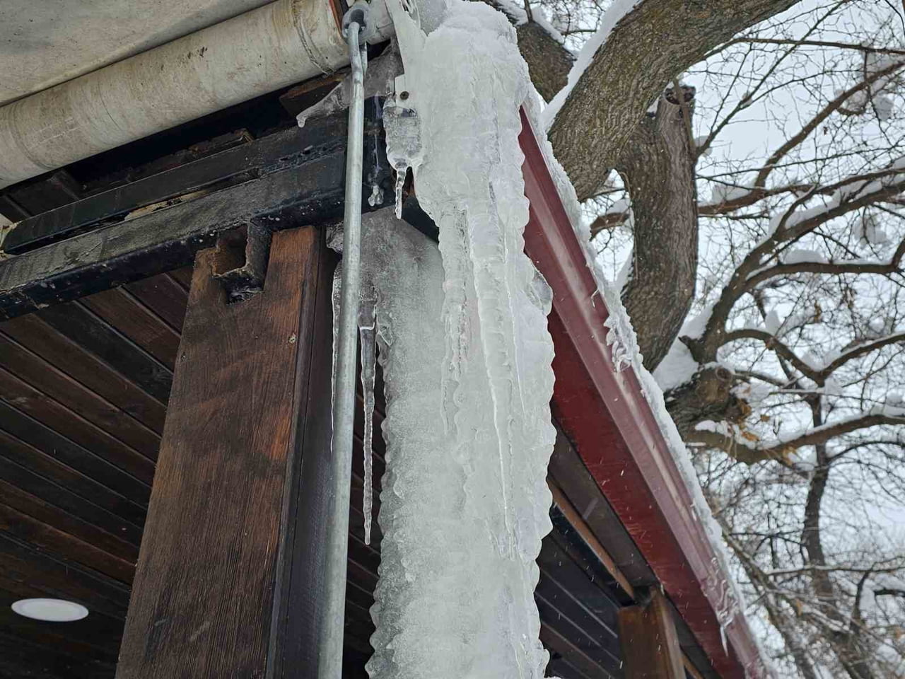 ELAZIĞ’IN TARİHİ MAHALLESİ HARPUT’TA GECE SAATLERİNDE HAVA SICAKLIĞININ EKSİ DERECELERE DÜŞMESİYLE...