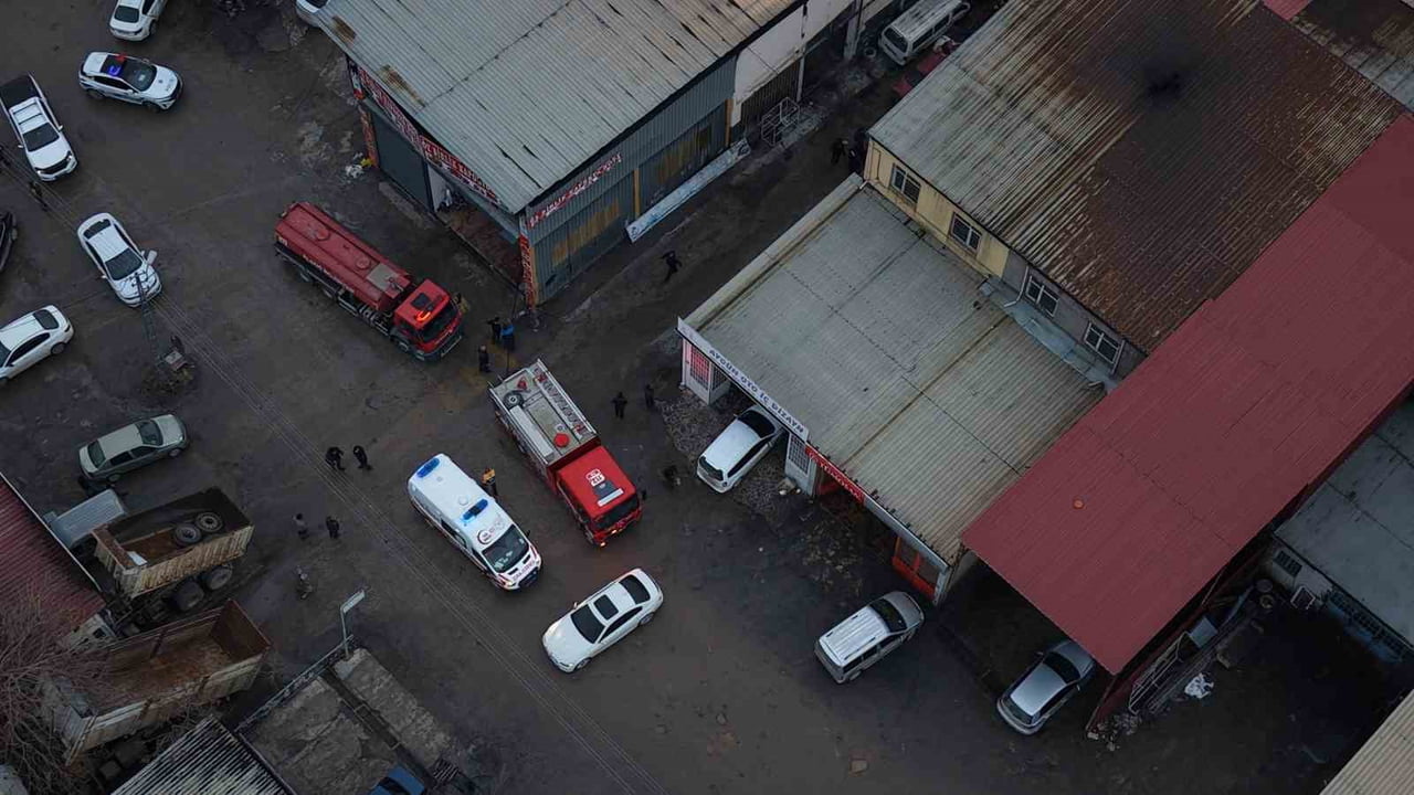 ELAZIĞ SANAYİ SİTESİ’NDEKİ OTO TAMİRCİDE ÇIKAN YANGIN SÖNDÜRÜLDÜ. OLAYDA YARALANAN OLMAZKEN İŞ...