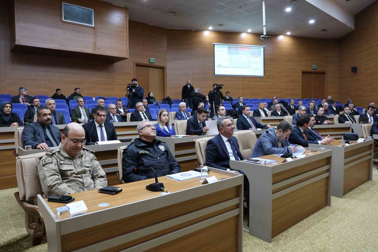 ELAZIĞ VALİSİ NUMAN HATİPOĞLU, 2025 YILINDA KENT GENELİNDE BİN 156 KAMU YATIRIM PROJESİNİN...