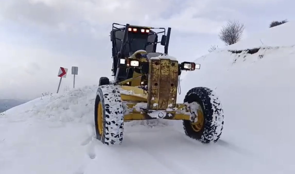 ELAZIĞDA KÖY YOLLARINDA ÇALIŞMALAR SÜRÜYOR