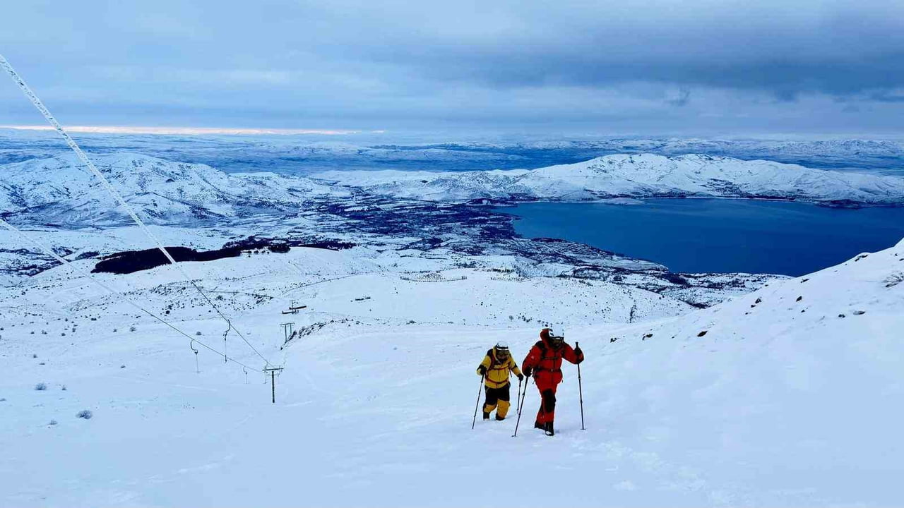 ELDAK’IN HAZAR BABA DAĞI’NDAKİ KIŞ TIRMANIŞINDA, YAZIN ZİRVEDE DALGALANAN KULÜP BAYRAĞININ TAMAMEN...