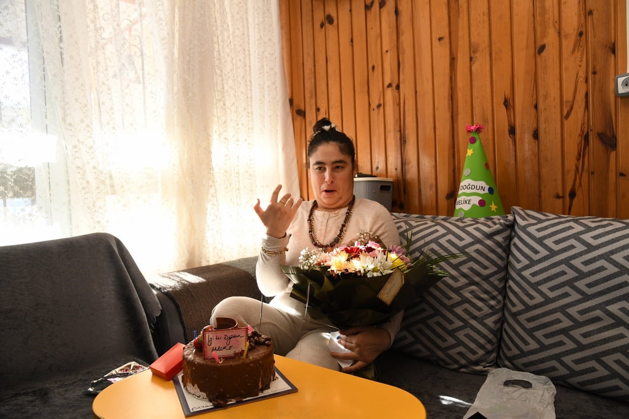ENGELLİ MELİKE KARA’NIN YÜZÜNÜ GÜLDÜREN DOĞUM GÜNÜ SÜRPRİZİ