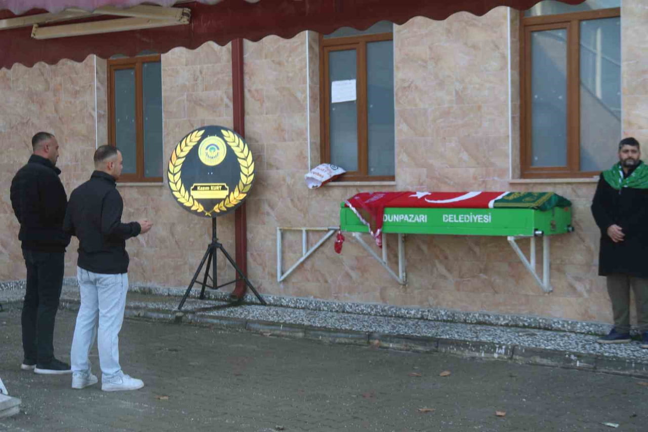 ERAY AKYOL'UN CENAZESİ, KAZANIN YAŞANDIĞI MAHALLEDE BULUNAN HZ. ÖMER CAMİİ'NDE ÖĞLE NAMAZINI...