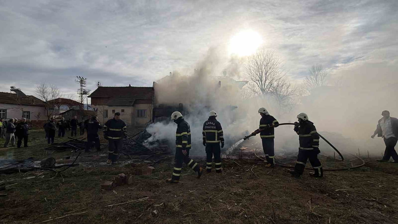 ERBAA İLÇESİNDE AHIRDA ÇIKAN YANGIN, BİTİŞİĞİNDEKİ İKİ KATLI EVİN ÇATISINA SIÇRADI.