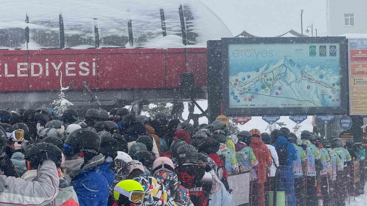 ERCİYES DAĞI'NDA SÖMESTİRİN İLK GÜNÜNDE YOĞUNLUK OLUŞTU.