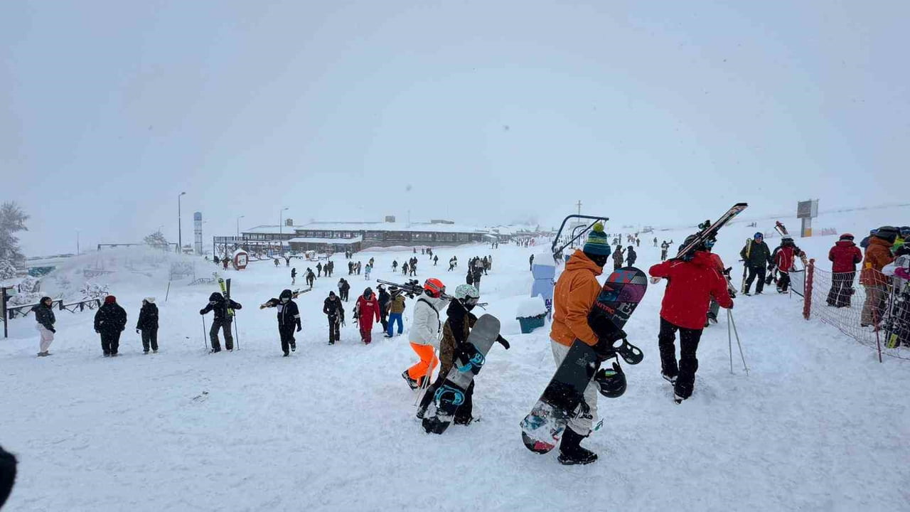ERCİYES KAYAK MERKEZİ'NDE İSE KAR KALINLIĞI 180 SANTİME ULAŞTI.