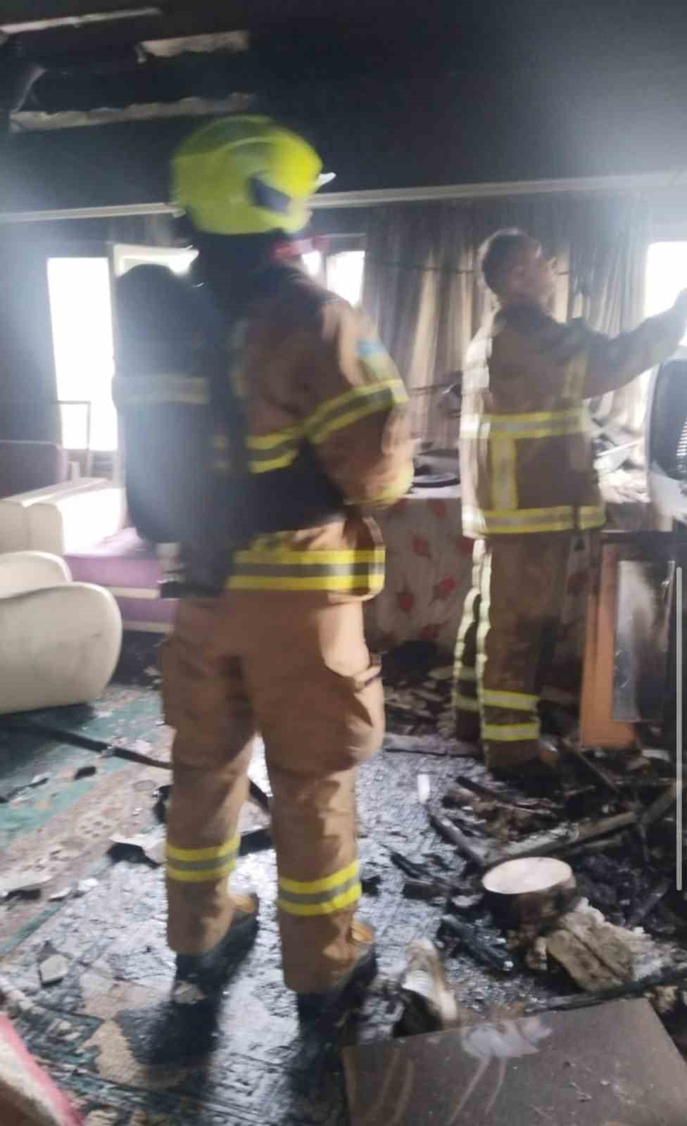 ERDEK’TE BİR APARTMAN DAİRESİ ALEVLERE TESLİM OLDU