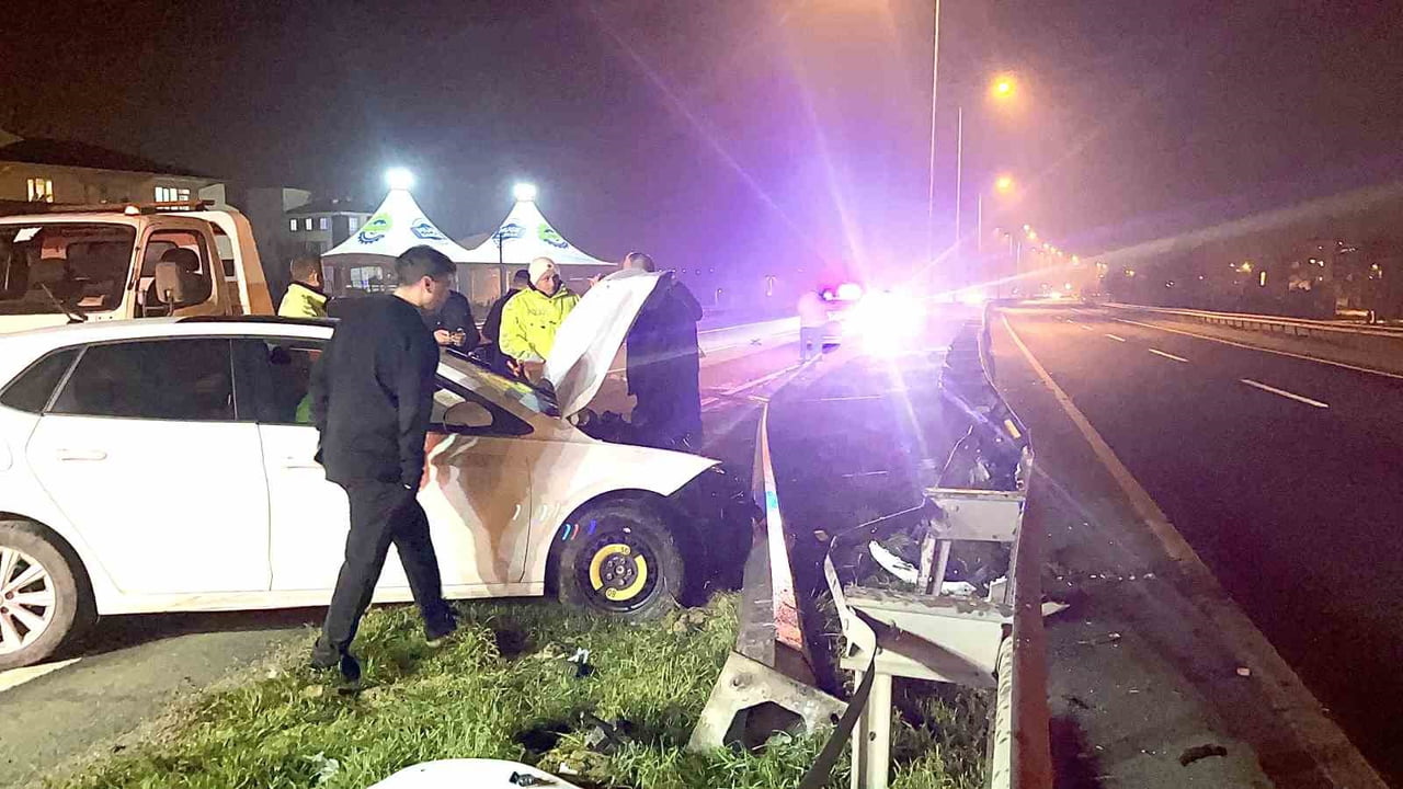 ERGENE'DE ALKOLLÜ SÜRÜCÜ AYDINLATMA DİREĞİNE ÇARPTI