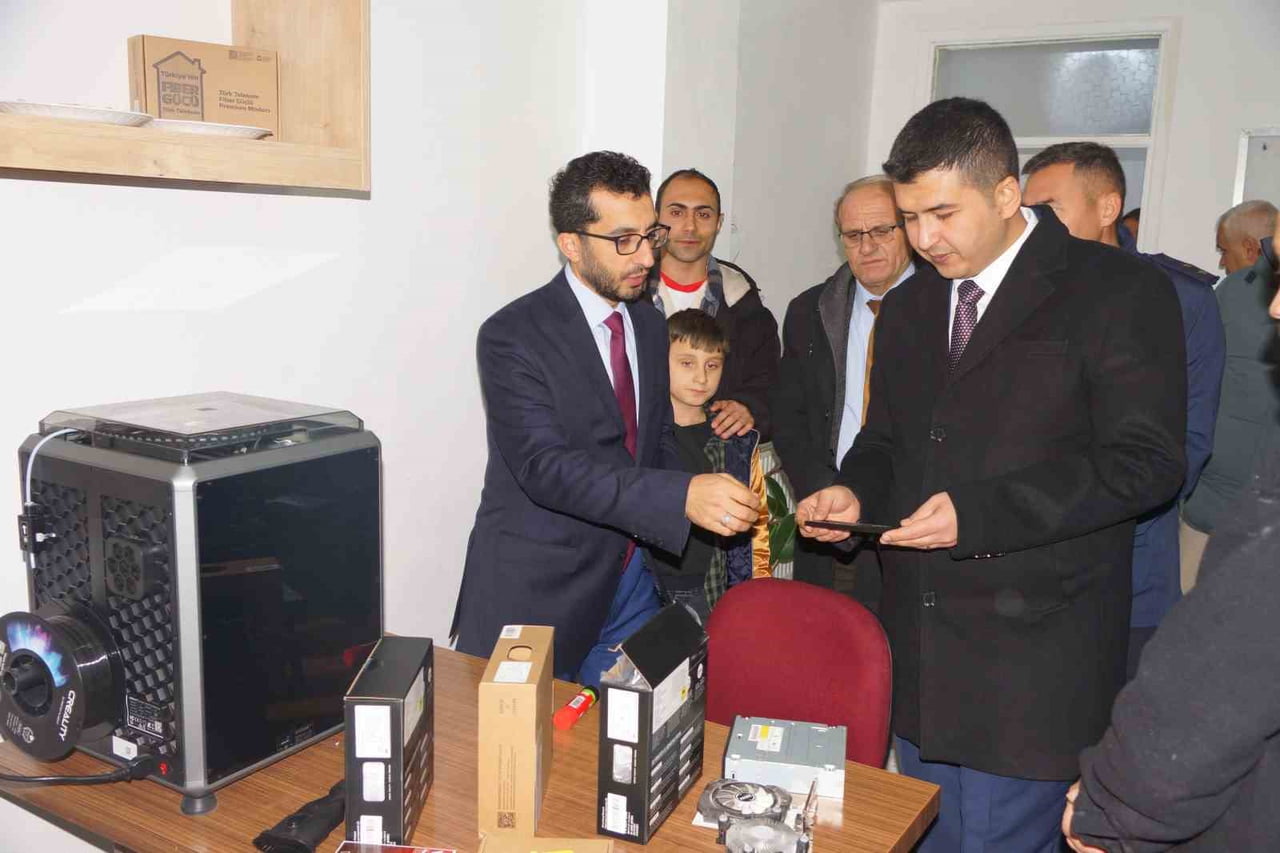 ERMENEK KAYMAKAMI UĞUR MUZAFFER ÇAM, AÇILIŞINI YAPTIĞI TEKKE DİYANET GENÇLİK MERKEZİNİ GEZEREK...