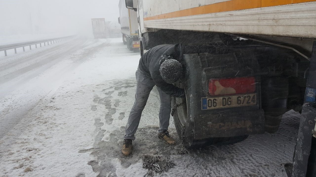 ERZİNCAN'DA KAR YAĞIŞI VE TİPİ, ULAŞIMDA AKSAMALARA NEDEN OLDU. ERZİNCAN-SİVAS KARA YOLUNDA AĞIR...
