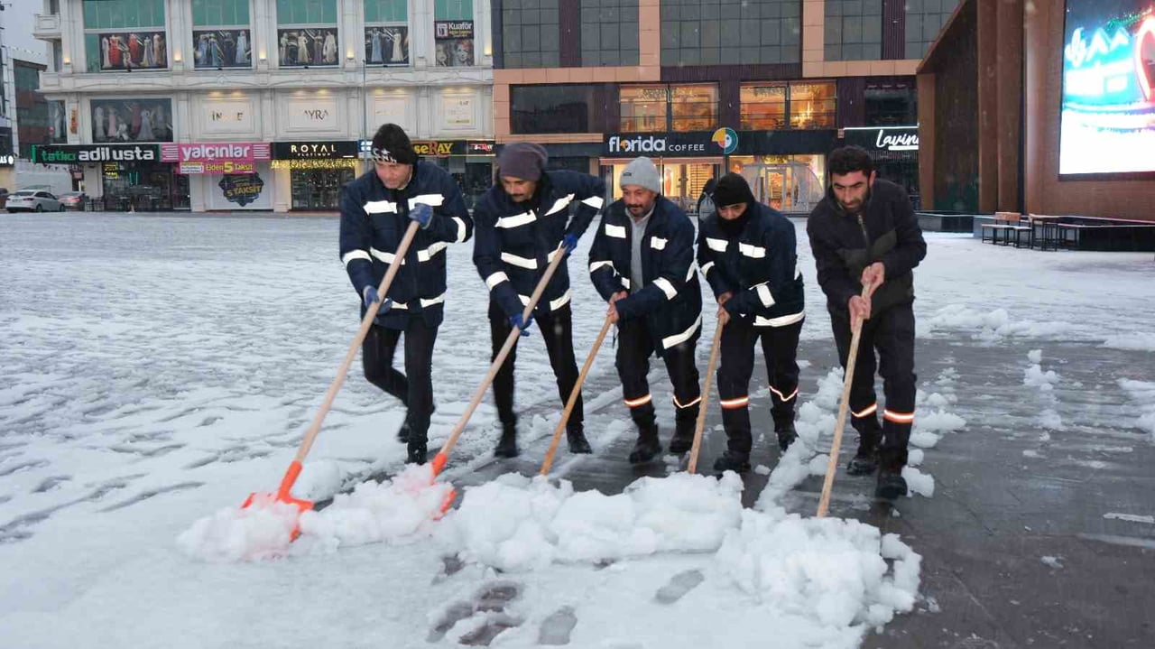 ERZİNCAN’DA BELEDİYE EKİPLERİ KARLA MÜCADELE ÇALIŞMASINI SÜRDÜRÜYOR