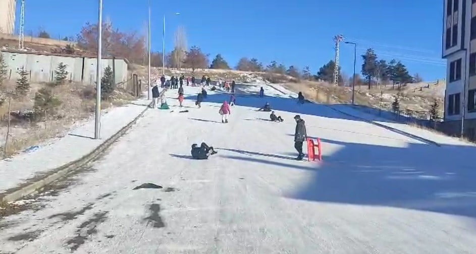 ERZİNCAN’DA DONDURUCU SOĞUĞA RAĞMEN ÇOCUKLARIN KIZAK SEVİNCİ