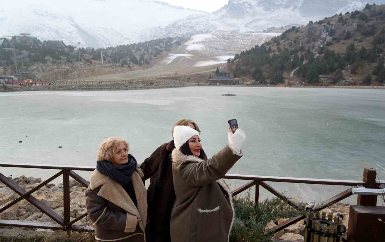 ERZİNCAN’DA SOĞUK HAVANIN ETKİSİYLE ERGAN DAĞI’NDA BULUNAN ARDIÇLI GÖLÜ’NÜN YÜZEYİ BUZLA KAPLANDI...