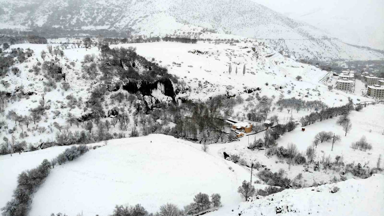 ERZİNCAN’DAKİ GİRLEVİK ŞELALESİ, ETKİLİ OLAN KAR YAĞIŞIYLA BEYAZA BÜRÜNDÜ. KAR KALINLIĞI 20...