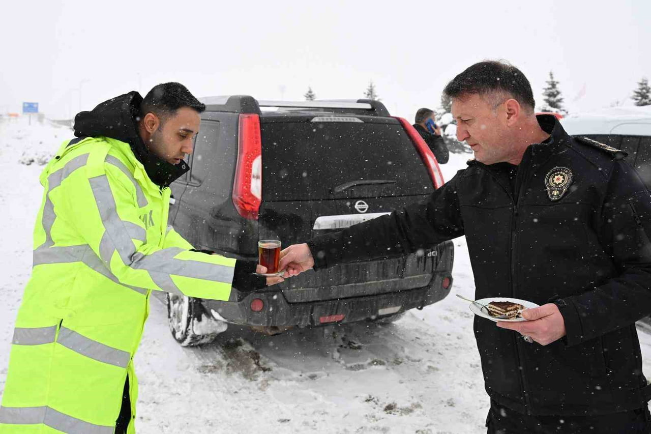 ERZİNCAN İL EMNİYET MÜDÜRÜ ZAFER BAYBABA, KENTTE ETKİLİ OLAN KAR YAĞIŞI ALTINDA ZORLU ŞARTLARDA...