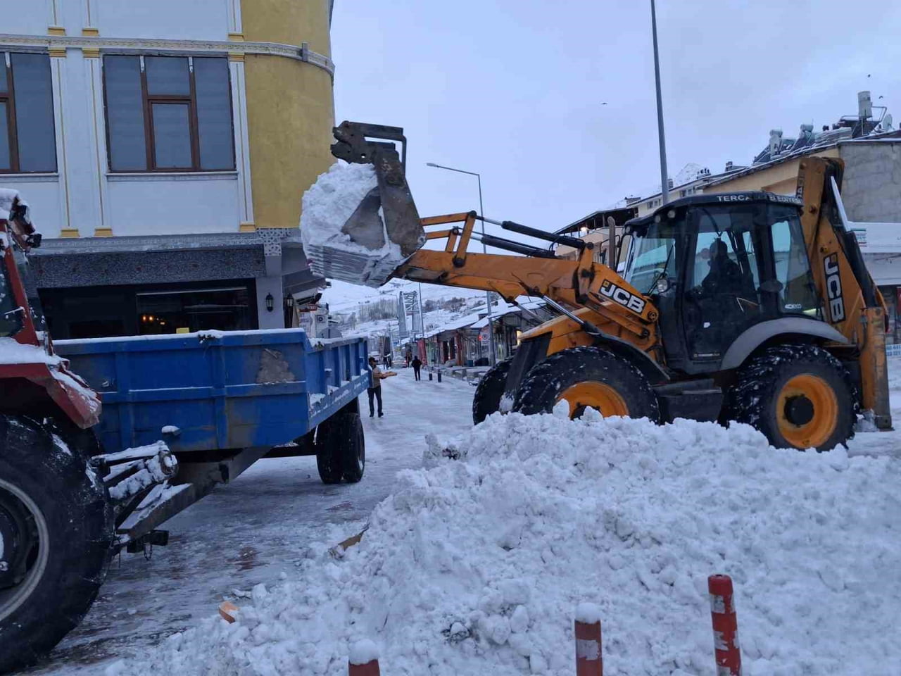 ERZİNCAN’IN TERCAN İLÇESİNDE ETKİLİ OLAN KAR YAĞIŞININ ARDINDAN BELEDİYE EKİPLERİ, ULAŞIMDA AKSAMA...