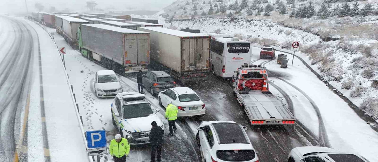 ERZİNCAN-SİVAS KARA YOLUNDA YOĞUN KAR NEDENİYLE ULAŞIMDA AKSAMALAR YAŞANIYOR