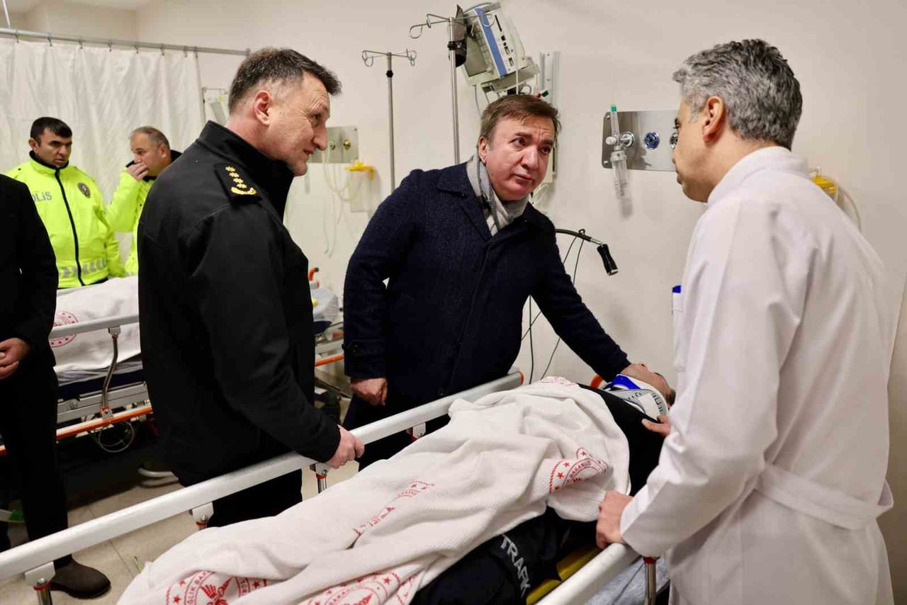 ERZİNCAN VALİSİ HAMZA AYDOĞDU, GÖREV ESNASINDA GEÇİRDİKLERİ TRAFİK KAZASINDA YARALANAN İKİ POLİS...