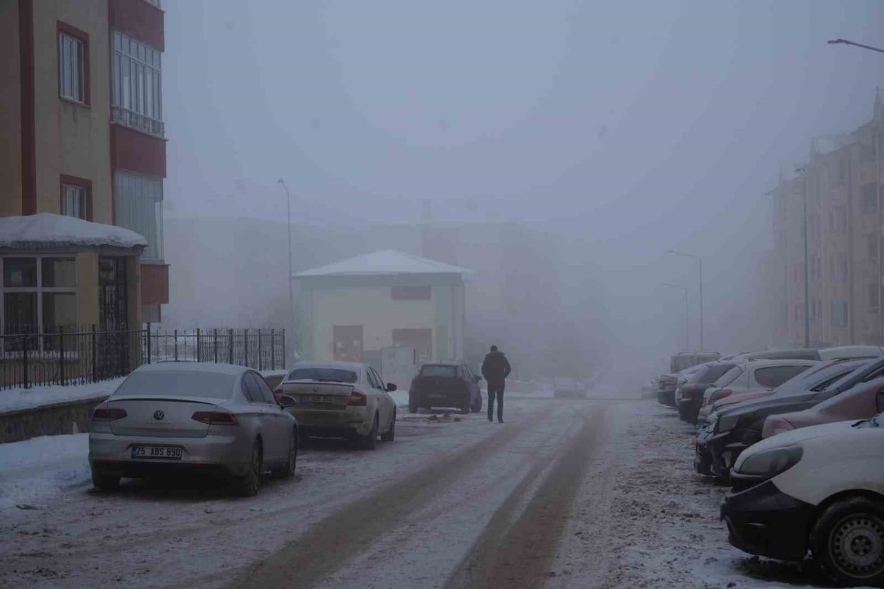 ERZURUM'DA ETKİLİ OLAN SİS ULAŞIMDA AKSAMALARA NEDEN OLDU.