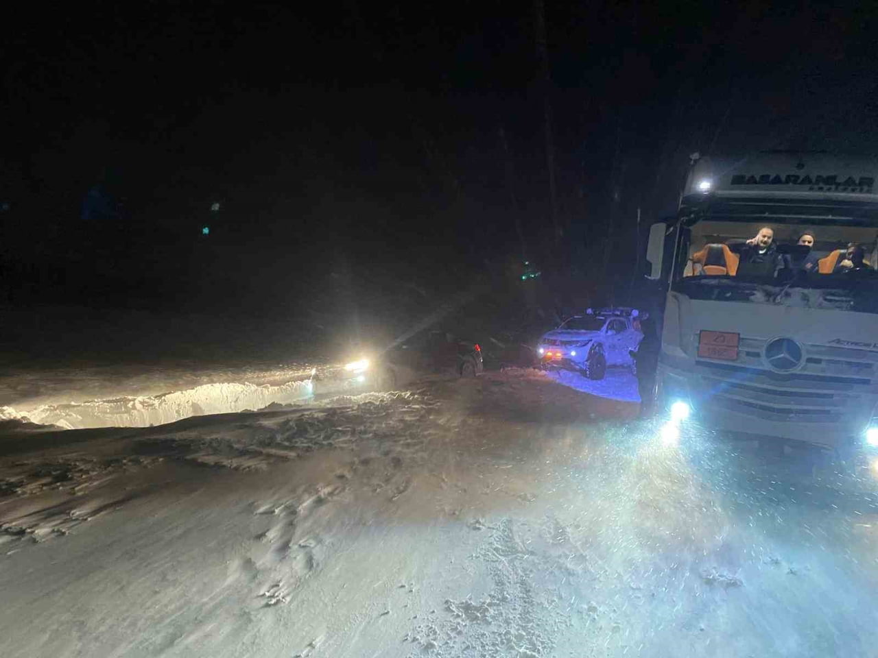 ERZURUM'DA MAHSUR KALAN SÜRÜCÜLER OFF-ROAD EKİPLERİN YARDIMIYLA KURTARILDI.