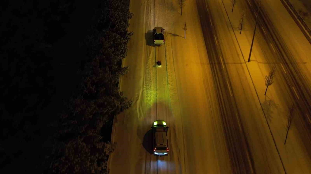 ERZURUM'DA OFF-ROAD TUTKUNLARI, TRAFİĞE KAPALI ALANDA ARAÇLARININ ARKASINA LASTİK BOT VE KIZAK...