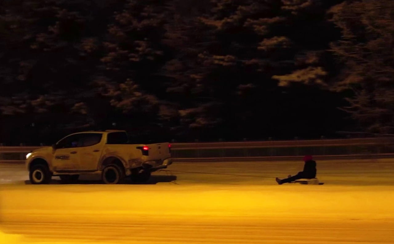 ERZURUM'DA OFF-ROAD TUTKUNLARI, TRAFİĞE KAPALI ALANDA ARAÇLARININ ARKASINA LASTİK BOT VE KIZAK...