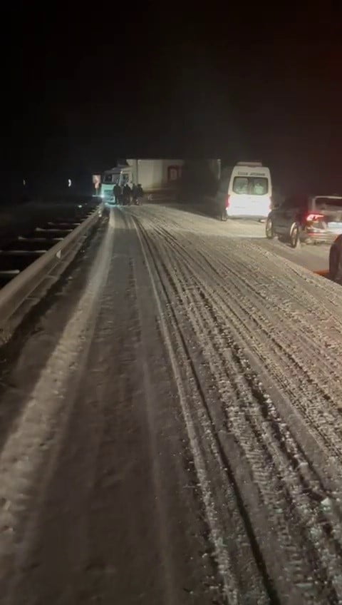 ERZURUM'DA YOĞUN KAR YAĞIŞI HAYATI OLUMSUZ ETKİLİYOR. KAR YAĞIŞI İLE BİRLİKTE ÇEŞİTLİ BÖLGELERDE...