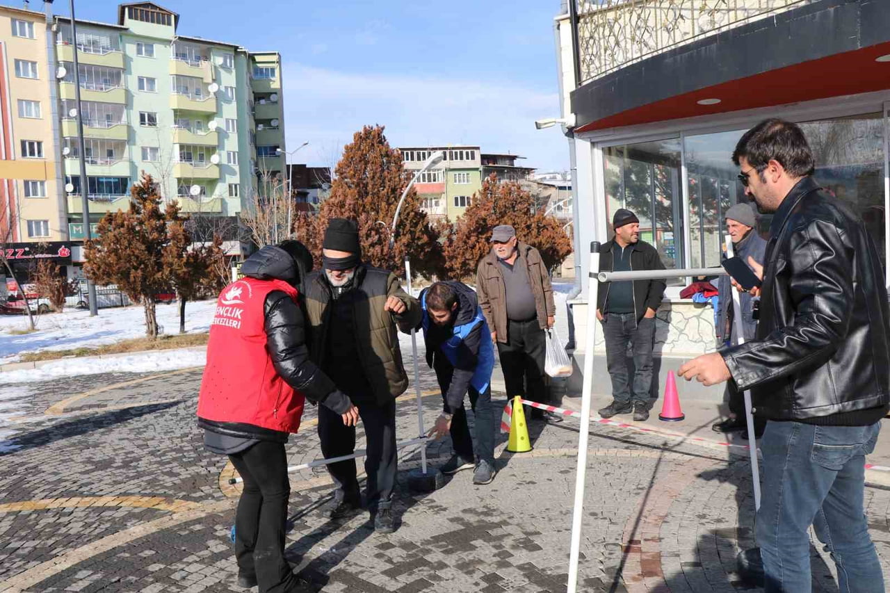 ERZURUM'UN OLTU İLÇESİNDE YAPILAN BİR SOSYAL DENEY İLE VATANDAŞLAR GÖRME ENGELLİ BİREYLERİN GÜNLÜK...